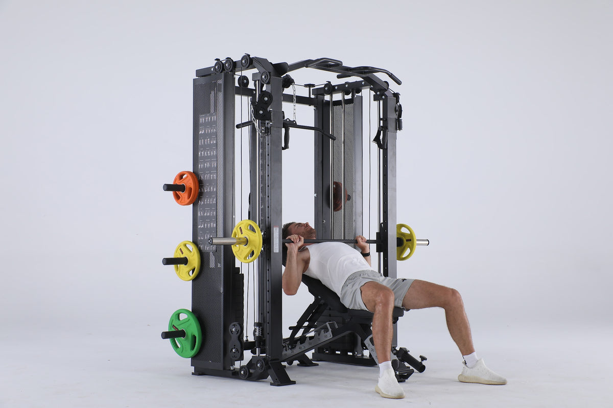 Développé couché dans le PH Fitness Apex Pro Rack avec Smith machine et poulies