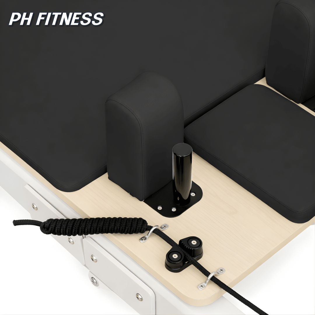 Gros plan sur le chariot, les supports d’épaules et le câble de poulie du Reformer Pilates