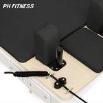 Gros plan sur le chariot, les supports d’épaules et le câble de poulie du Reformer Pilates