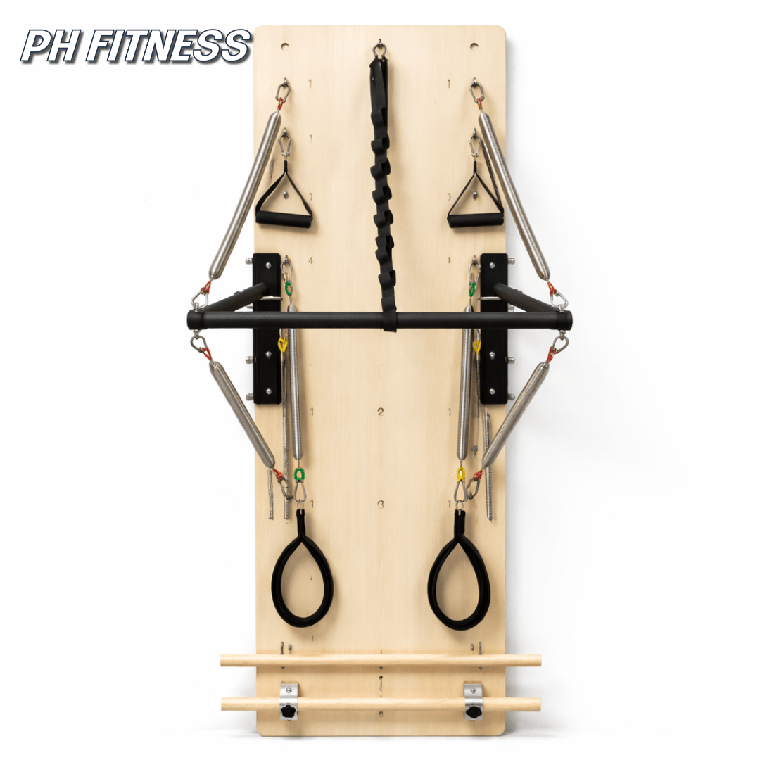 Vue de face de l’appareil mural Pilates en bois avec ressorts, poignées et barre push-through