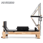 Vue latérale du Reformer Pilates en bois avec Half Trapeze Tower